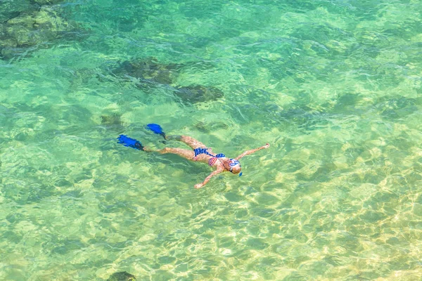 Plongée avec tuba féminine à Hawaï — Photo