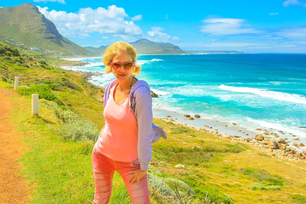 Chapmans Peak Drive woman — Stock Photo, Image