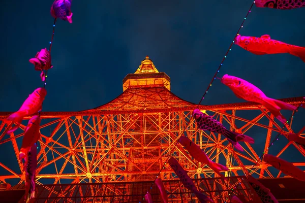 Koinobori am Tokyo-Turm bei Nacht — Stockfoto