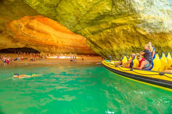 Visite en bateau de la grotte de Benagil — Photo