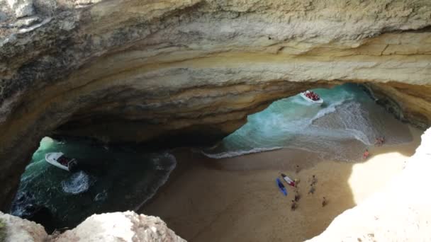 Paseos en barco por la cueva de Benagil — Vídeo de stock