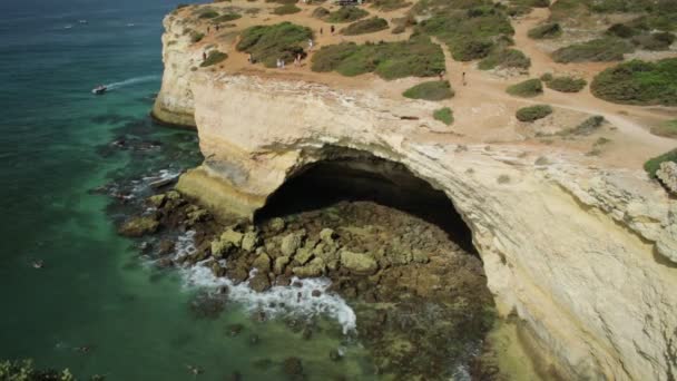 Arriba de la Cueva de Benagil — Vídeo de stock