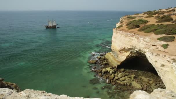 Galeón de costa del Algarve — Vídeos de Stock