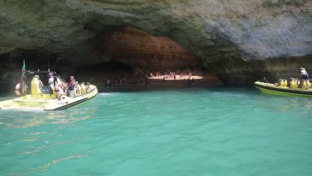 Passeio de barco caverna benagil — Vídeo de Stock