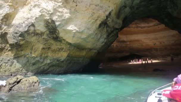 Tour en barco por la Cueva de Benagil — Vídeo de stock