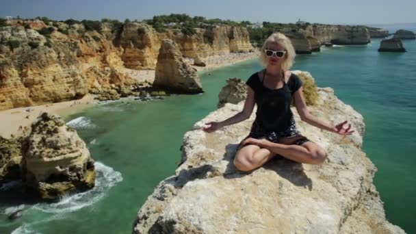 Yoga en la costa del Algarve — Vídeos de Stock