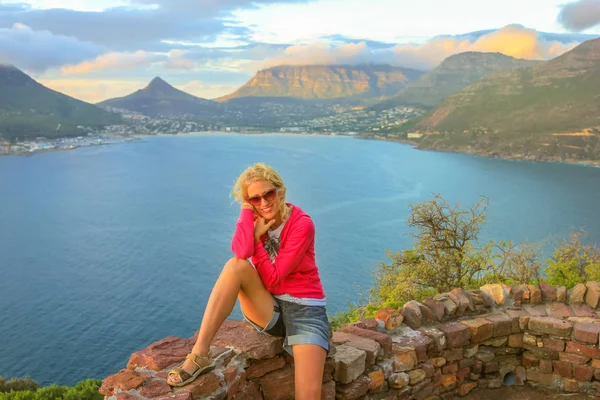 Tourist woman in Hout Bay — Stock Photo, Image