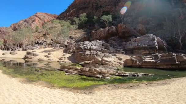 Penhascos rochosos rochosos de Ormiston Gorge — Vídeo de Stock