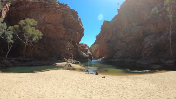 Turism i West Macdonnell Ranges — Stockvideo