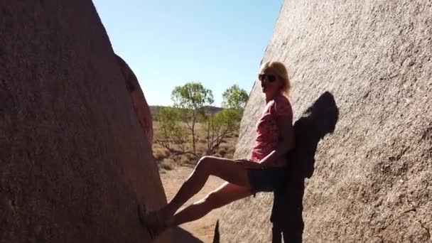 Devils Marbles split boulder — Stock Video