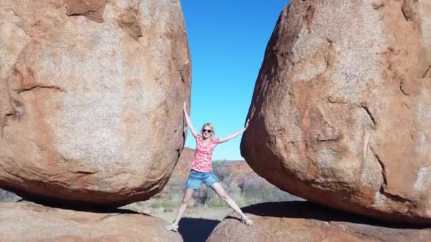 Tourist woman at Devils Marbles — Stock Video