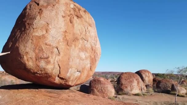 Toeristisch meisje bij Devils Marbles — Stockvideo