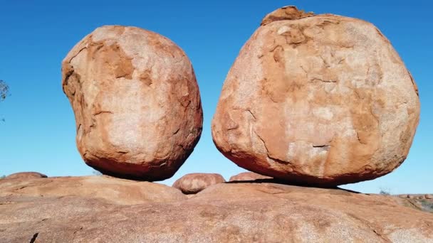 Devils Marbles twin boulders — Stock Video