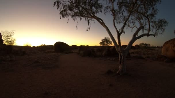 Duivels knikkers avond landschap — Stockvideo