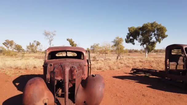 Naufragios oxidados de coches viejos — Vídeo de stock