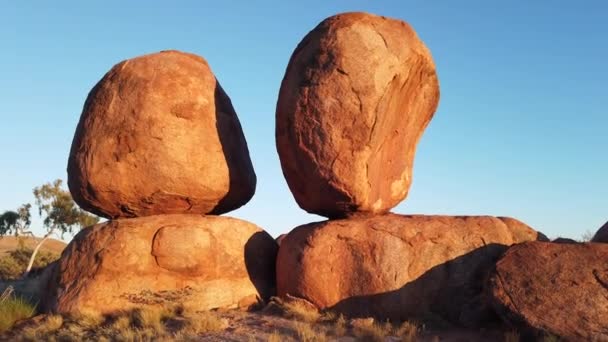 Duivels knikkers tweeling rotsen zonsopgang — Stockvideo