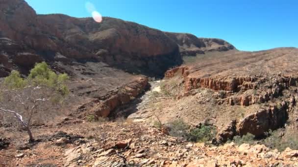 Utsiktsplattform vid Ormiston Gorge — Stockvideo