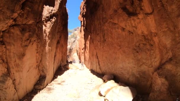 Sendero hacia Standley Chasm — Vídeo de stock