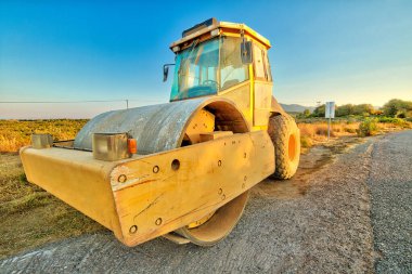 Yol çalışması yapan bir silindir