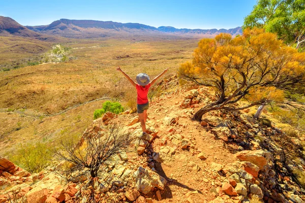 Mulher caminhadas Ormiston Pound Walk — Fotografia de Stock