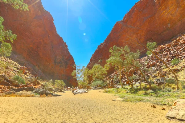 Simpsons Gap in dry riverbed — Stock Photo, Image