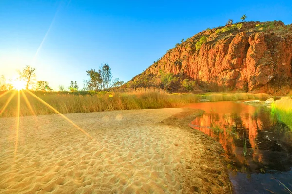 Salida del sol en Glen Helen Gorge — Foto de Stock