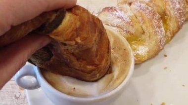 Çikolatalı pasta ve kapuçino.