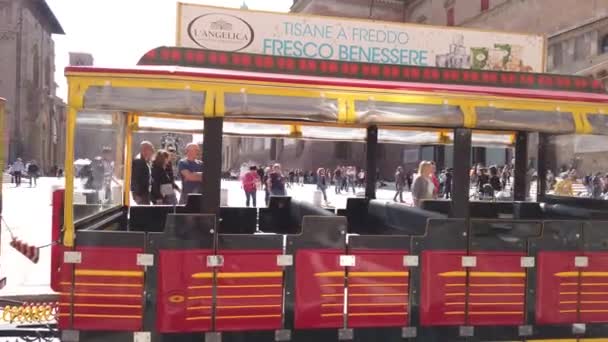 Městský vlak v centru Boloně — Stock video