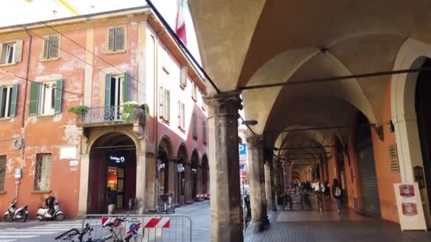 Bolonya tarihi yolunda İtalyan bayrağı — Stok video