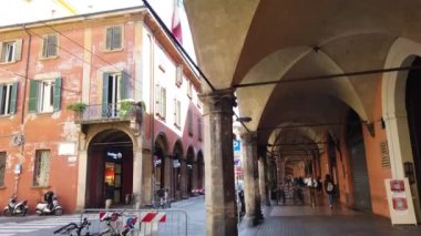 Bolonya tarihi yolunda İtalyan bayrağı