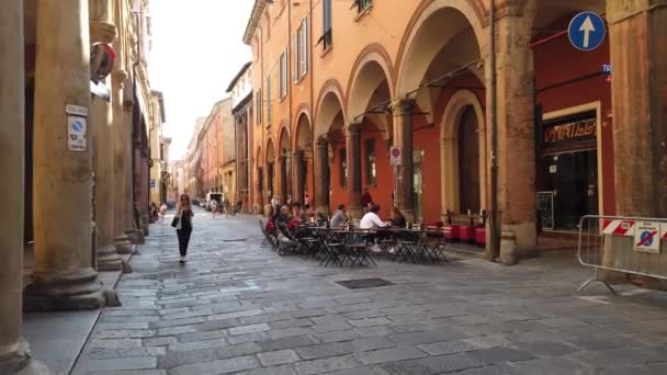 Bologna tarihi barlarının porticosu. — Stok video
