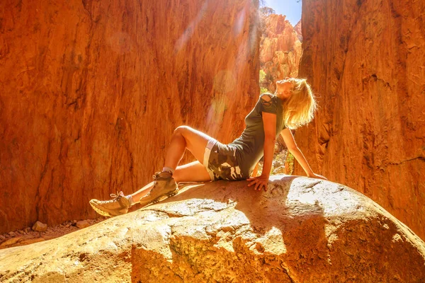 Woman at Standley Chasm — Stock Photo, Image
