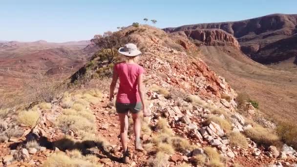 Donna escursionismo Ormiston Pound — Video Stock