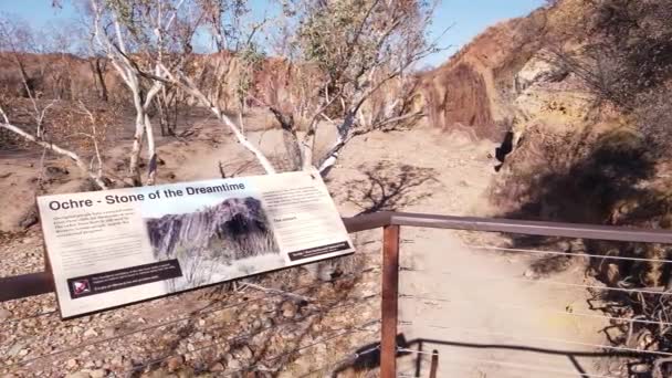 오스트레일리아 중부에 구덩이를 파다 — 비디오