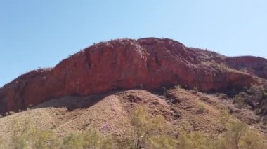 Ormiston Pound nehir yatağında yürüyor