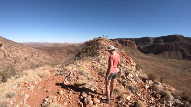 Vrouw geniet van Mount Sonder — Stockvideo