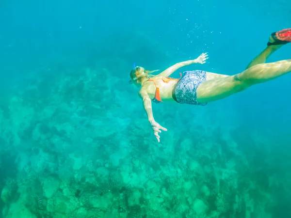 Donna apnea snorkeling — Foto Stock