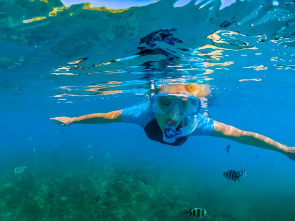 Mujer apnea snorkel — Foto de Stock