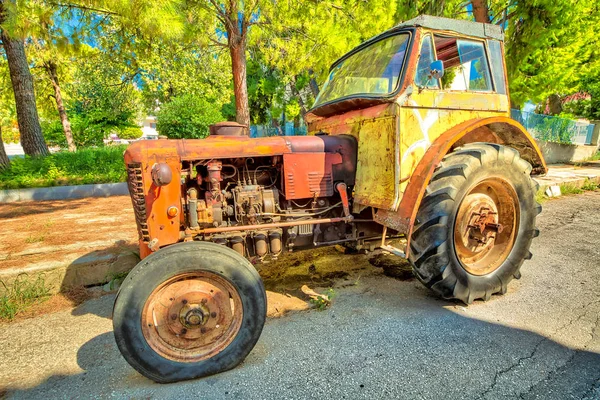 Винтажный трактор заброшен — стоковое фото