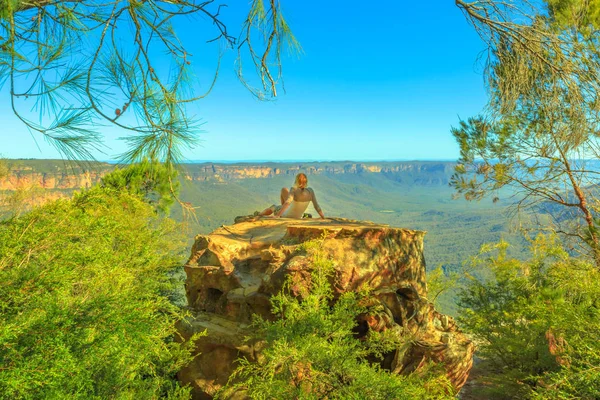 Woman at Baltzer Lookout Blue Mountains — Stock Photo, Image