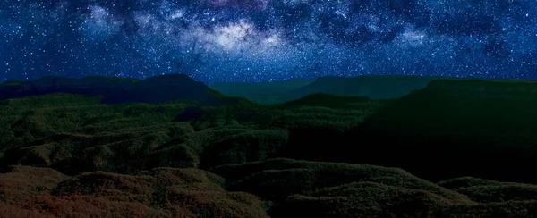 Blaue Berge bei Nacht — Stockfoto