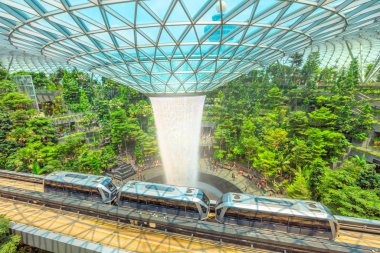 Jewel Changi Havaalanında gökyüzü treni
