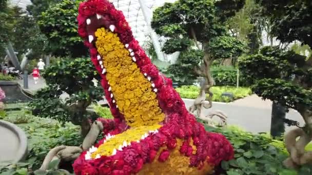 Blomsterskulptur på Jewel Airport — Stockvideo