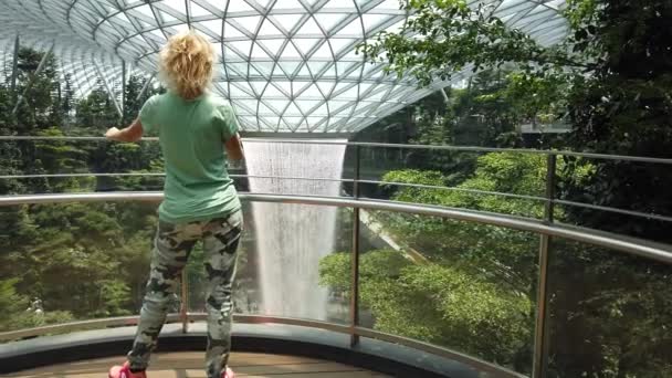 Vórtice de lluvia en Jewel Changi Aeropuerto — Vídeos de Stock