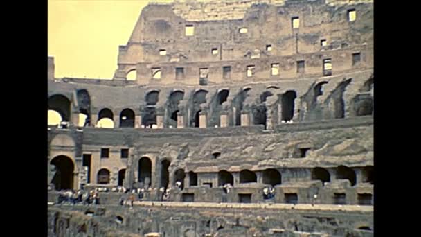 Innere des Kolosseums in Rom in den 1980er Jahren — Stockvideo