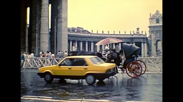 Horse-drawn carriage of Rome in 1980s — Stock Video