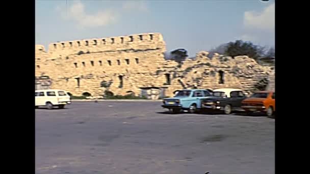 Acre town roads and walls in 1970s — Stock Video