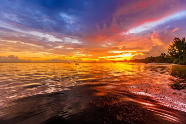 Seychelles puesta de sol cielo nublado — Foto de Stock