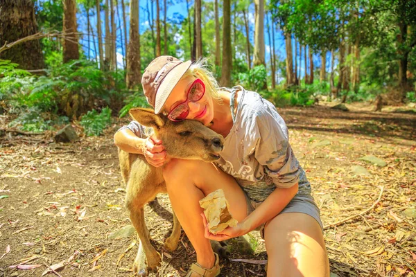 Žena objímá klokana — Stock fotografie