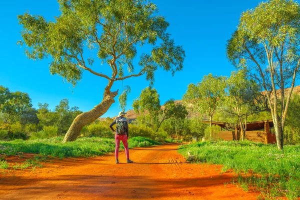 Mujer explorar outback — Foto de Stock